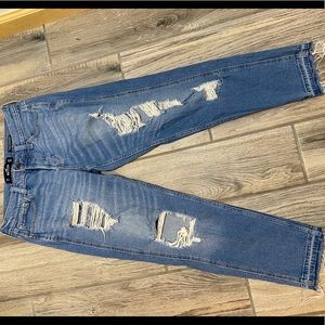 Low-Rise Boyfriend Cropped Hollister Jean